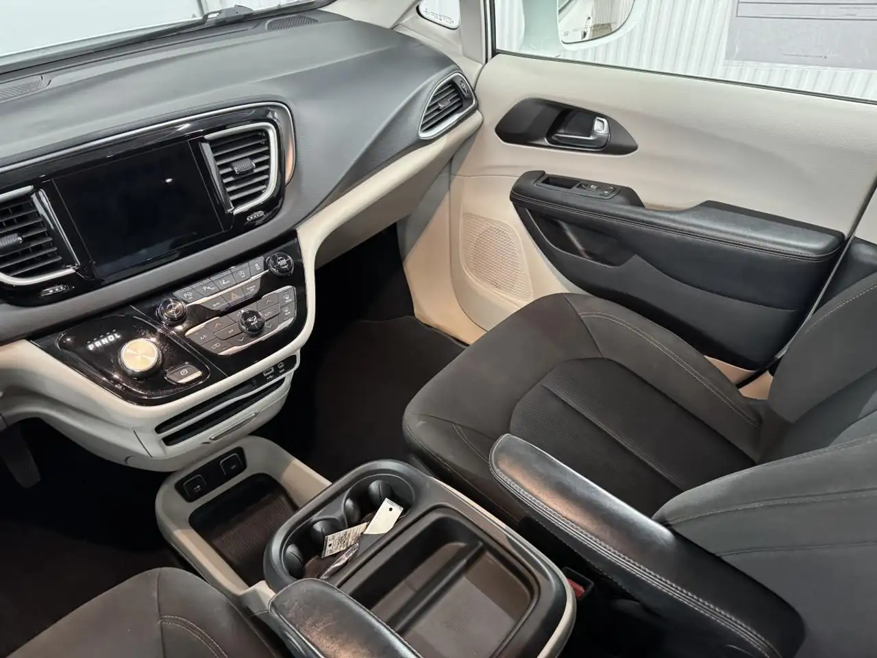 Chrysler Pacifica снимка Chrysler Pacifica