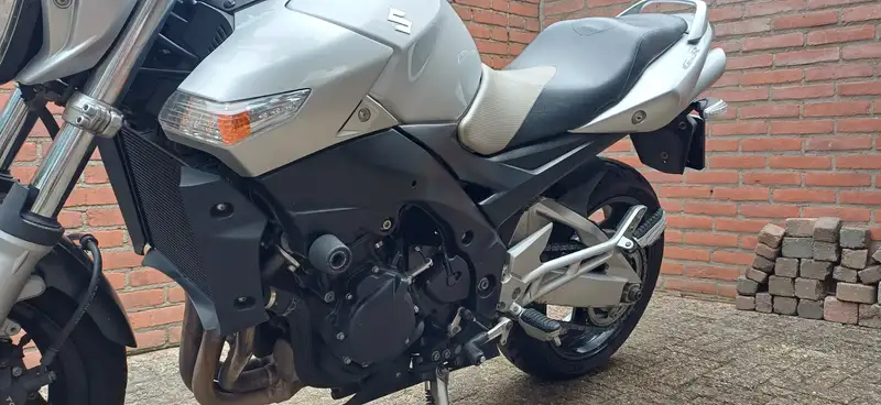 Suzuki GSR 600 - foto 4