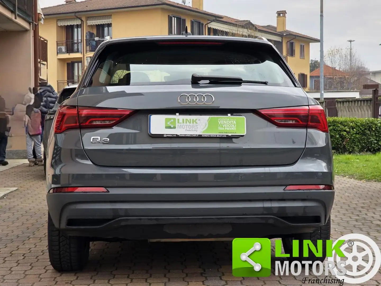 Audi Q3 45 TFSIe 245 CV S Tronic Business Plug-in PROMO Grau - 2