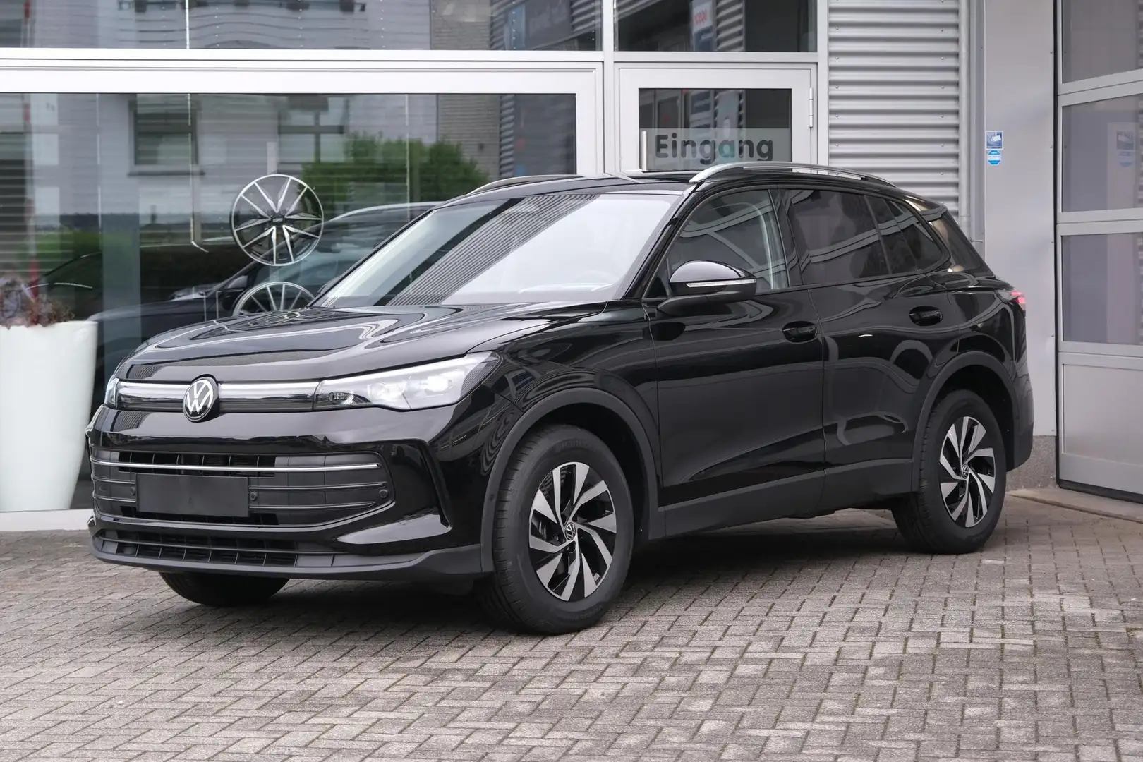 Volkswagen Tiguan 1.5 eTSI DSG Life Matrix AHK 360° Side-Assist A... Schwarz - 1
