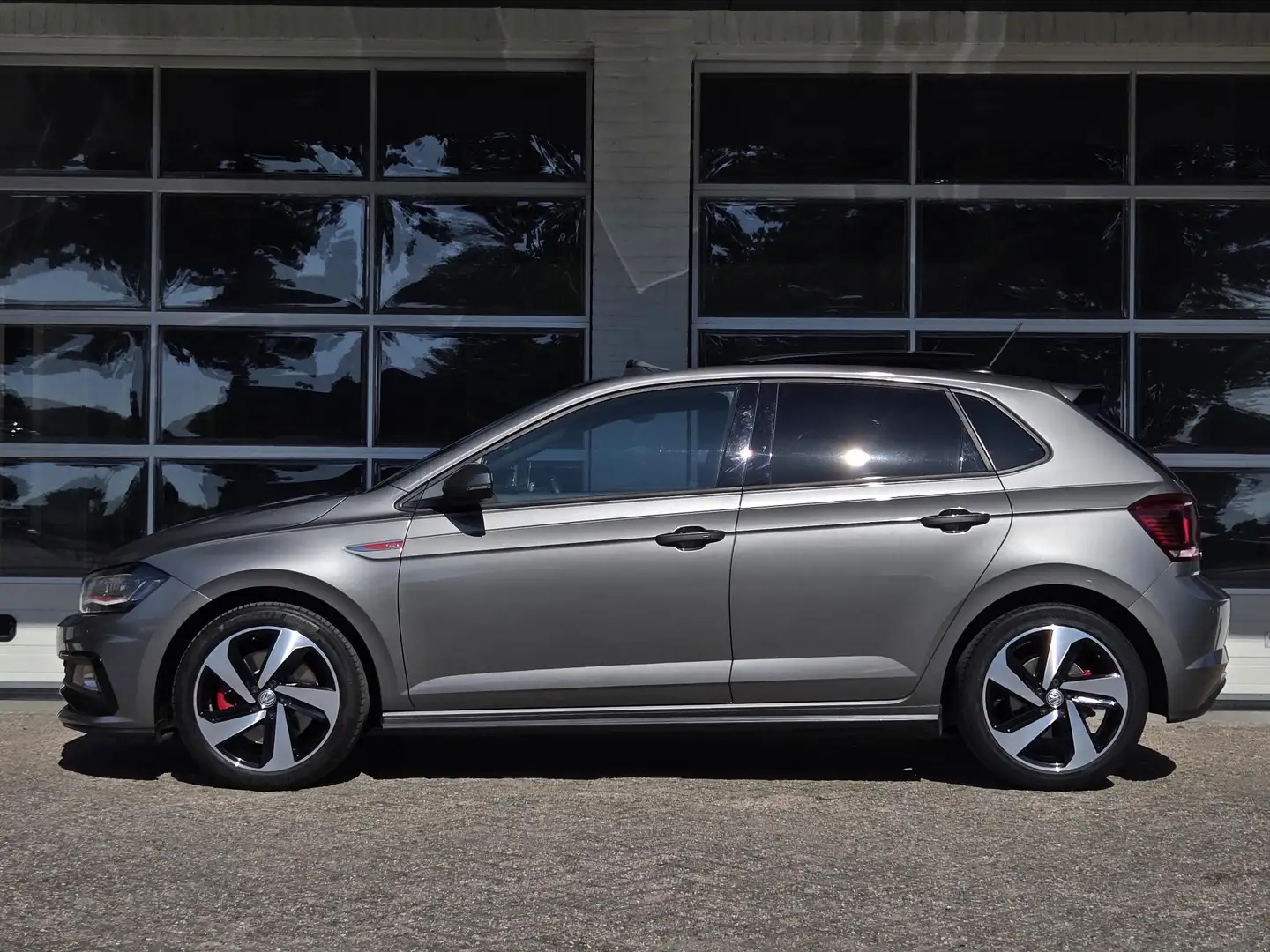 Volkswagen Polo GTI 2.0 TSI | PANORAMA | CAMERA | BEATS | STOELVERWARM Grijs - 2