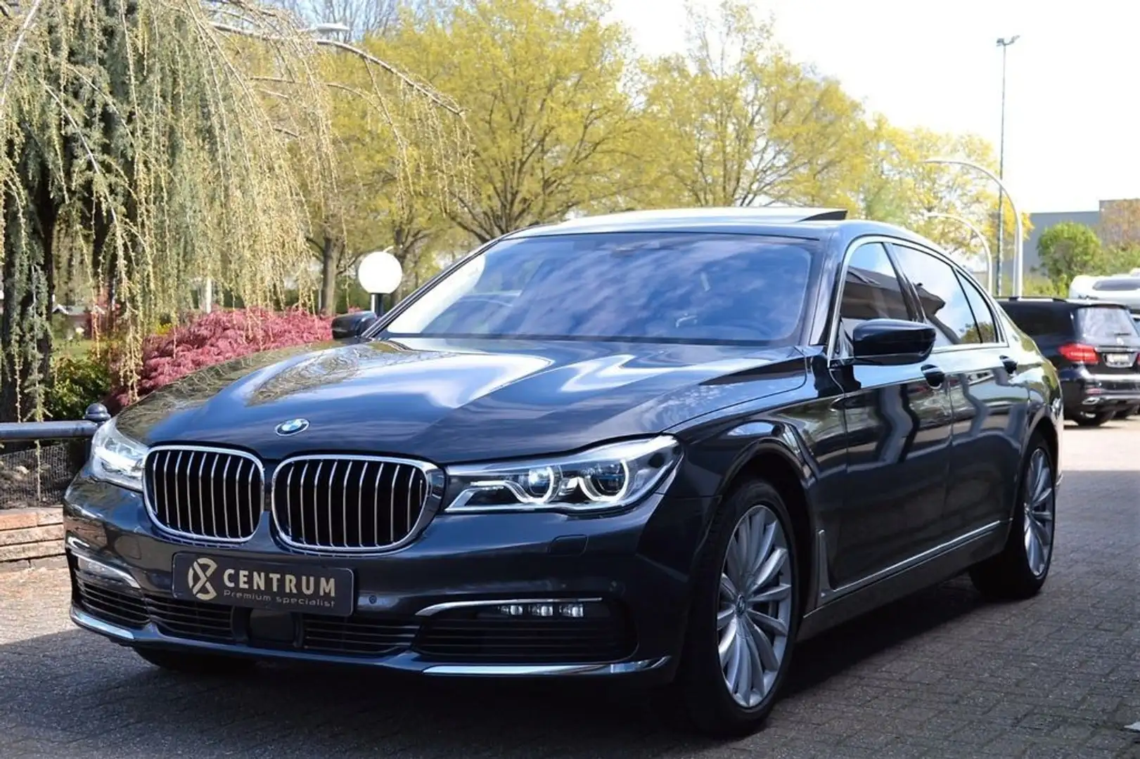 BMW 750 750LD xDrive Fond TV - Sky Lounge - NW 200.000 eur Gris - 1