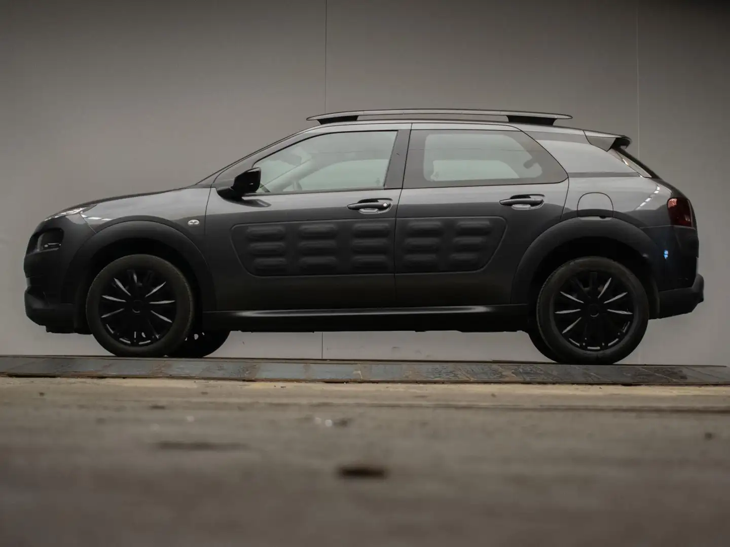 Citroen C4 Cactus 1.2 e-VTi Feel Sport (NAVI,CLIMATE,LED,DIGITAAL DA Grijs - 1