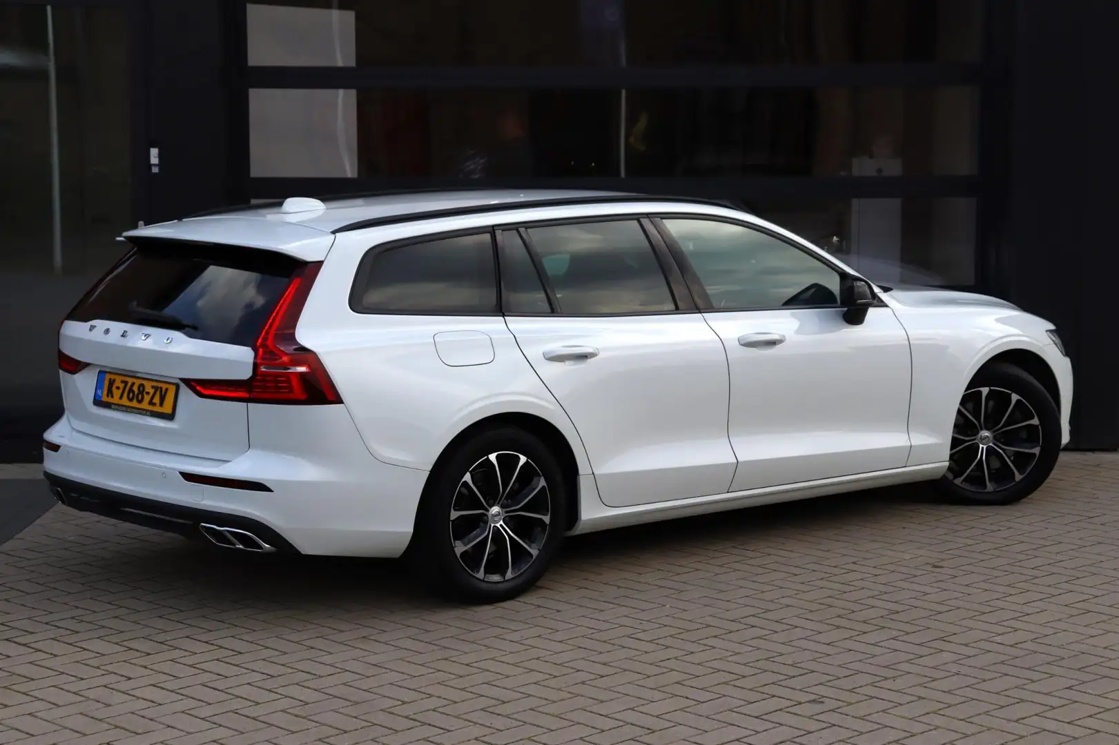 Volvo V60 2.0 B3 Momentum Advantage | Eerste Eigenaar | NAP Wit - 2
