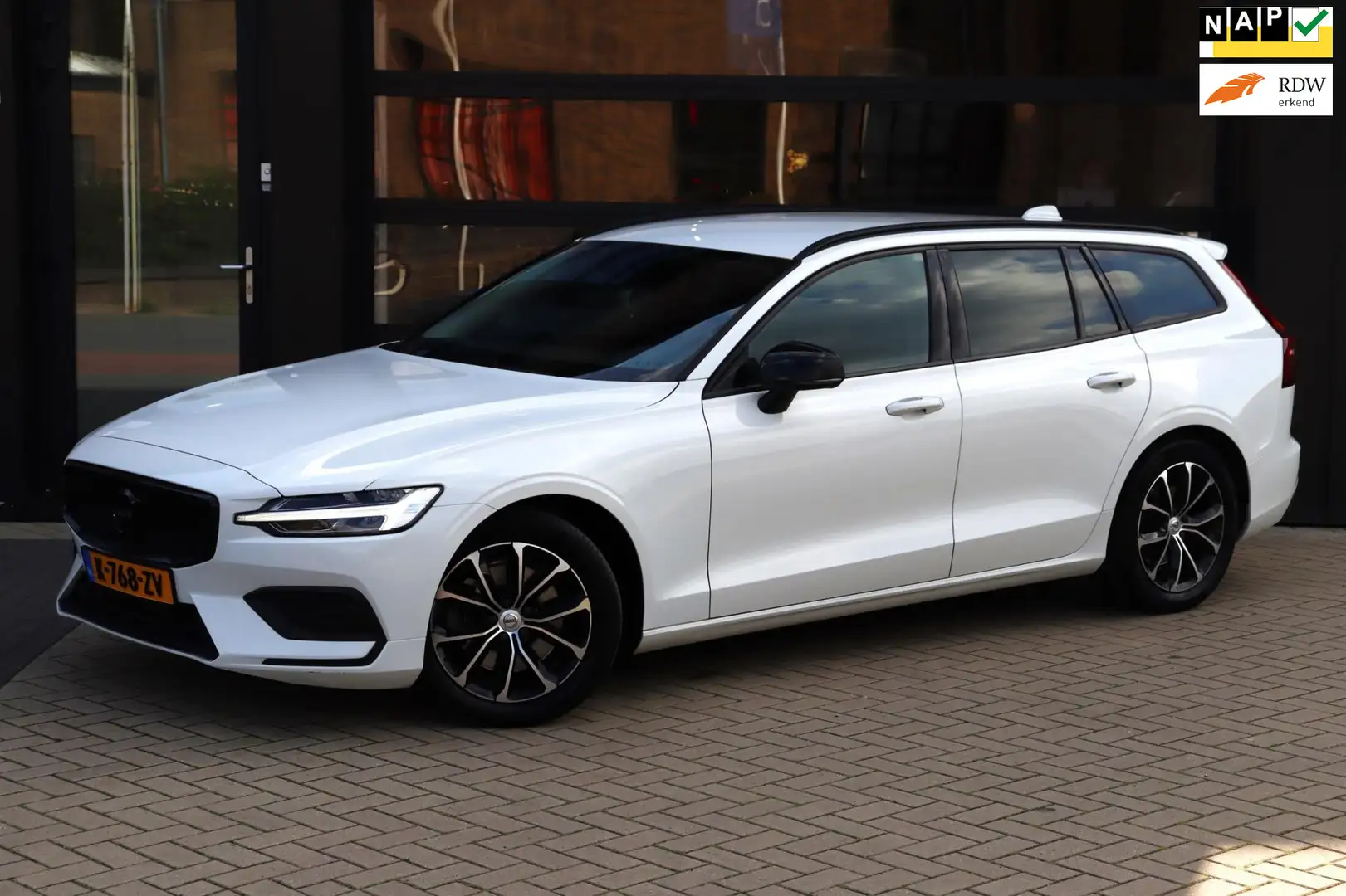 Volvo V60 2.0 B3 Momentum Advantage | Eerste Eigenaar | NAP Wit - 1