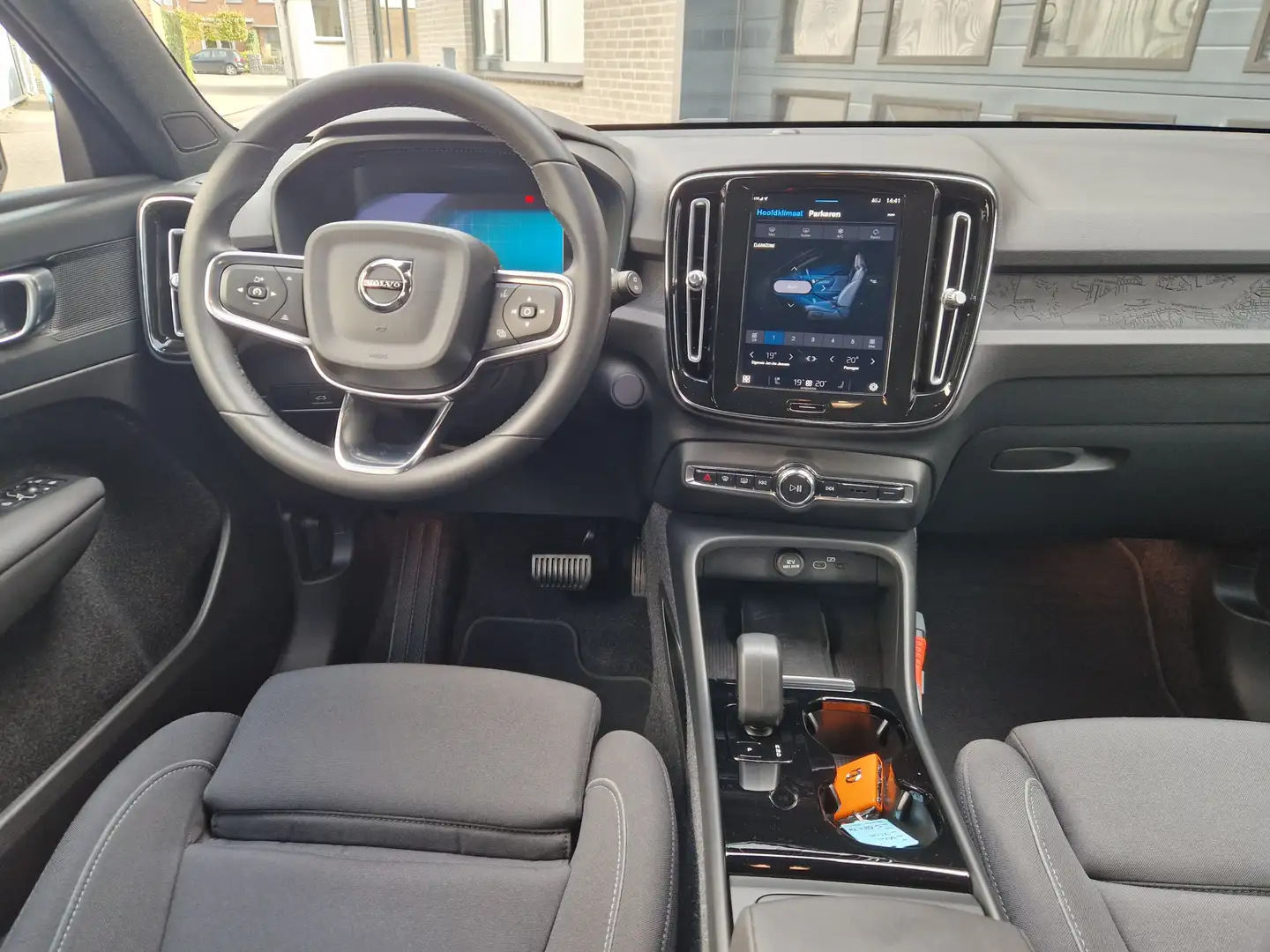 Volvo XC40 Recharge Plus 70 kWh 26.471 km NL auto! Grijs - 2
