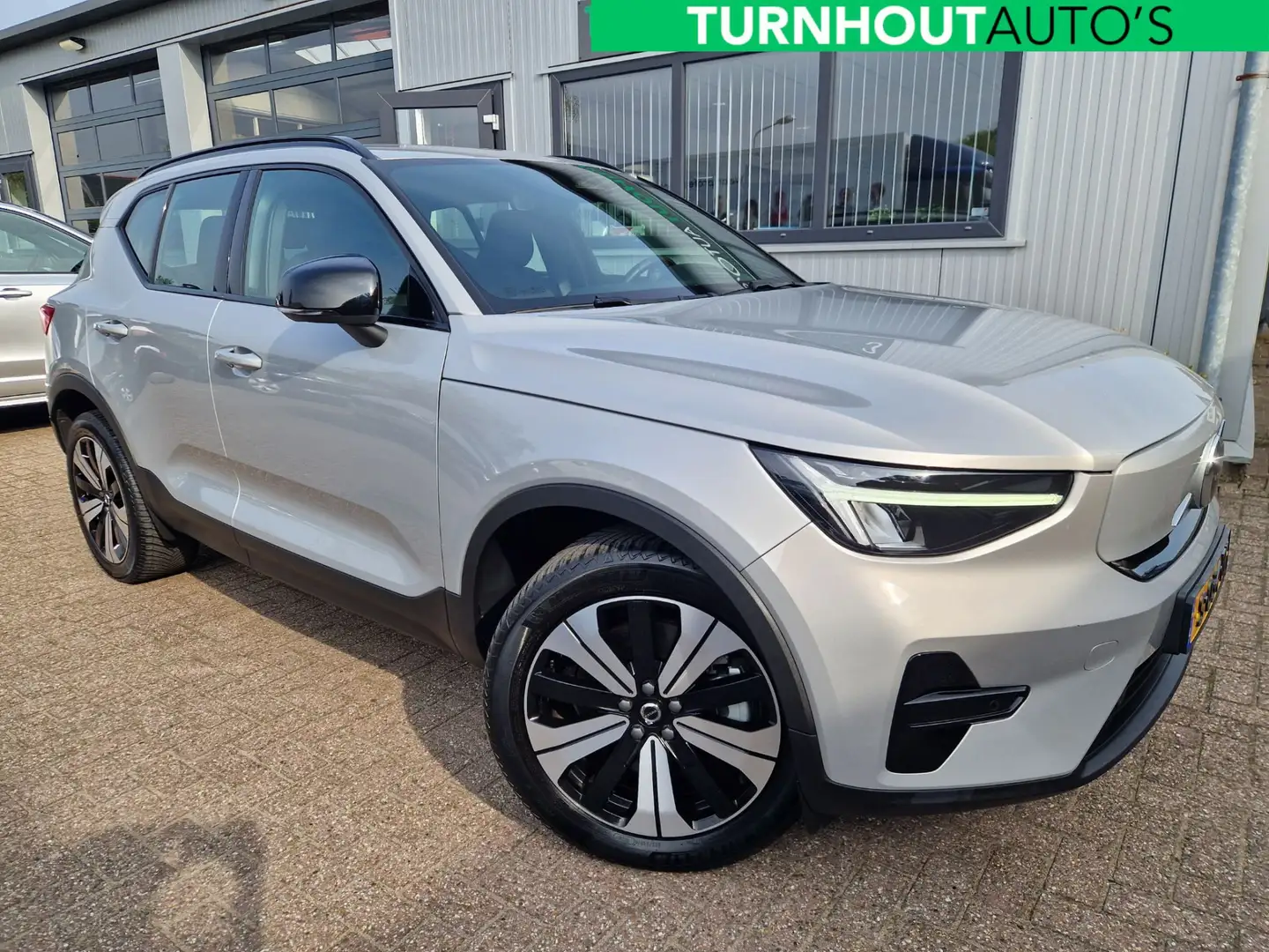 Volvo XC40 Recharge Plus 70 kWh 26.471 km NL auto! Grijs - 1