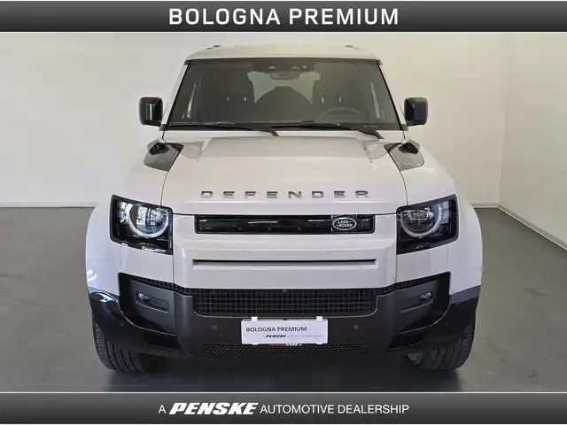 Land Rover Defender 110 view 8