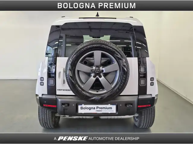 Land Rover Defender 110 view 7