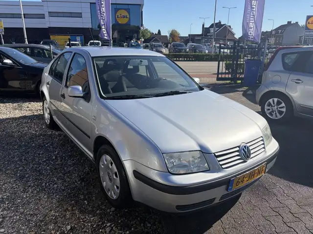 Volkswagen Bora view 2