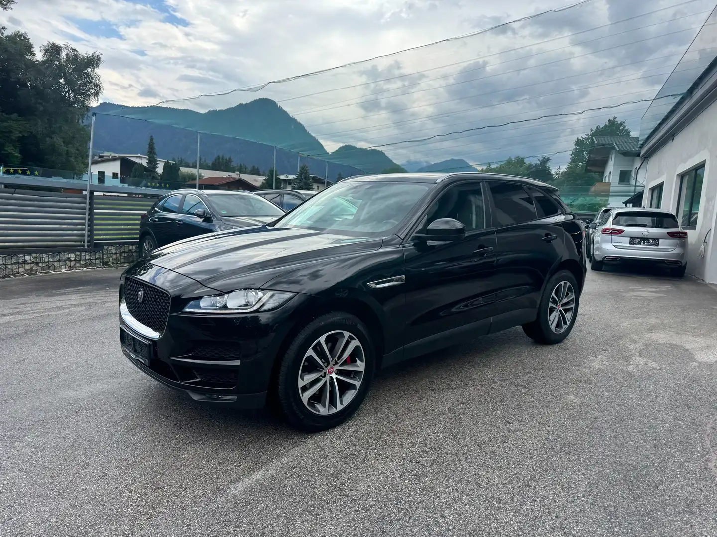 Jaguar F-Pace Pure Schwarz - 1