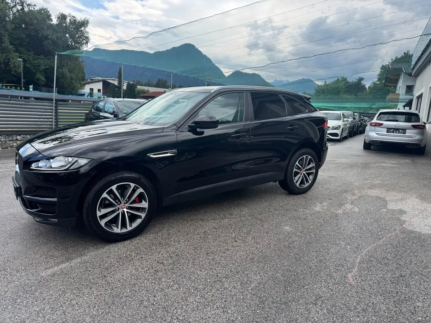 Jaguar F-Pace Pure Schwarz - 2