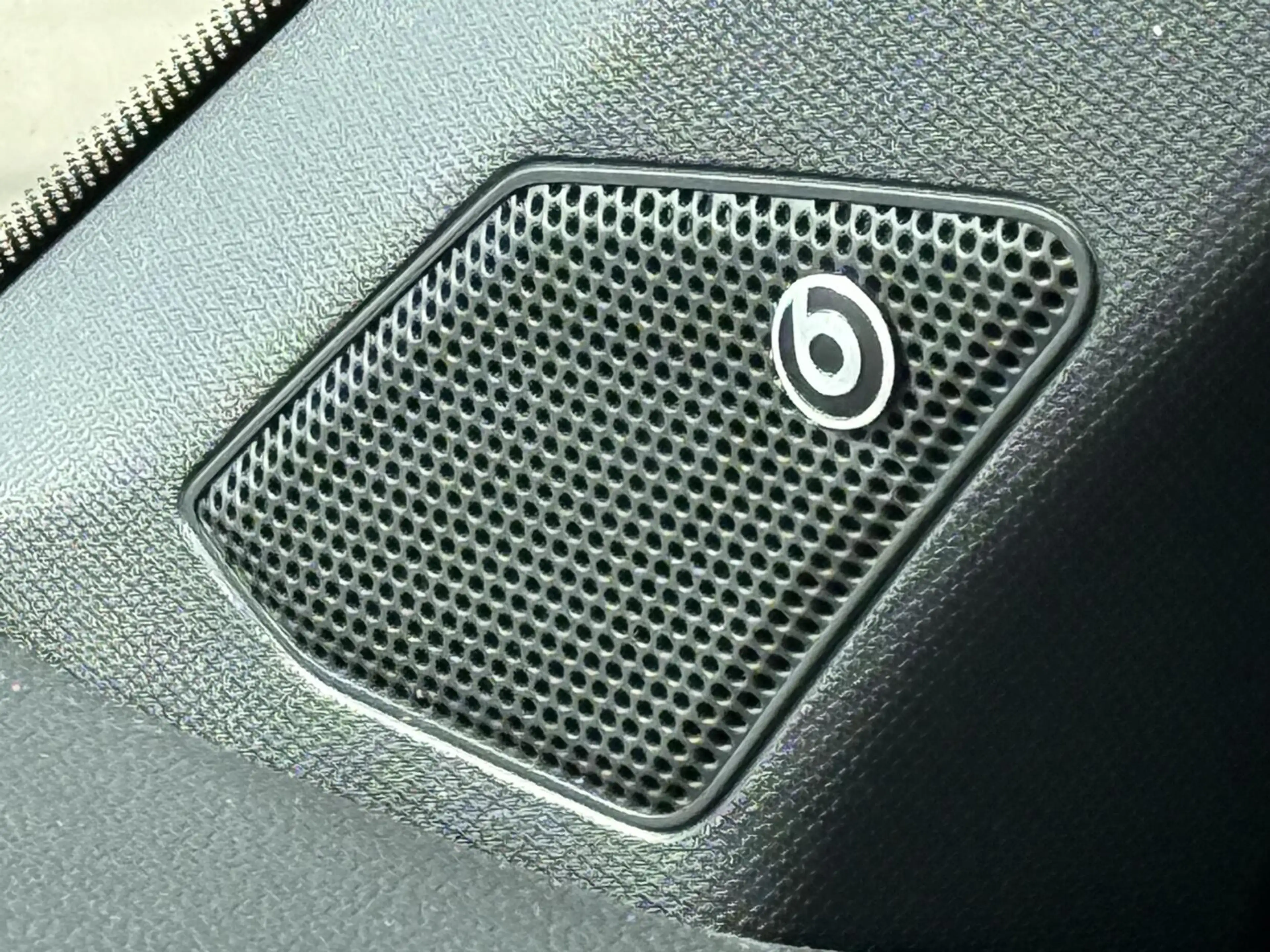 Volkswagen T-Roc 1.5 TSI R-Line panodak Beats audio — photo 10