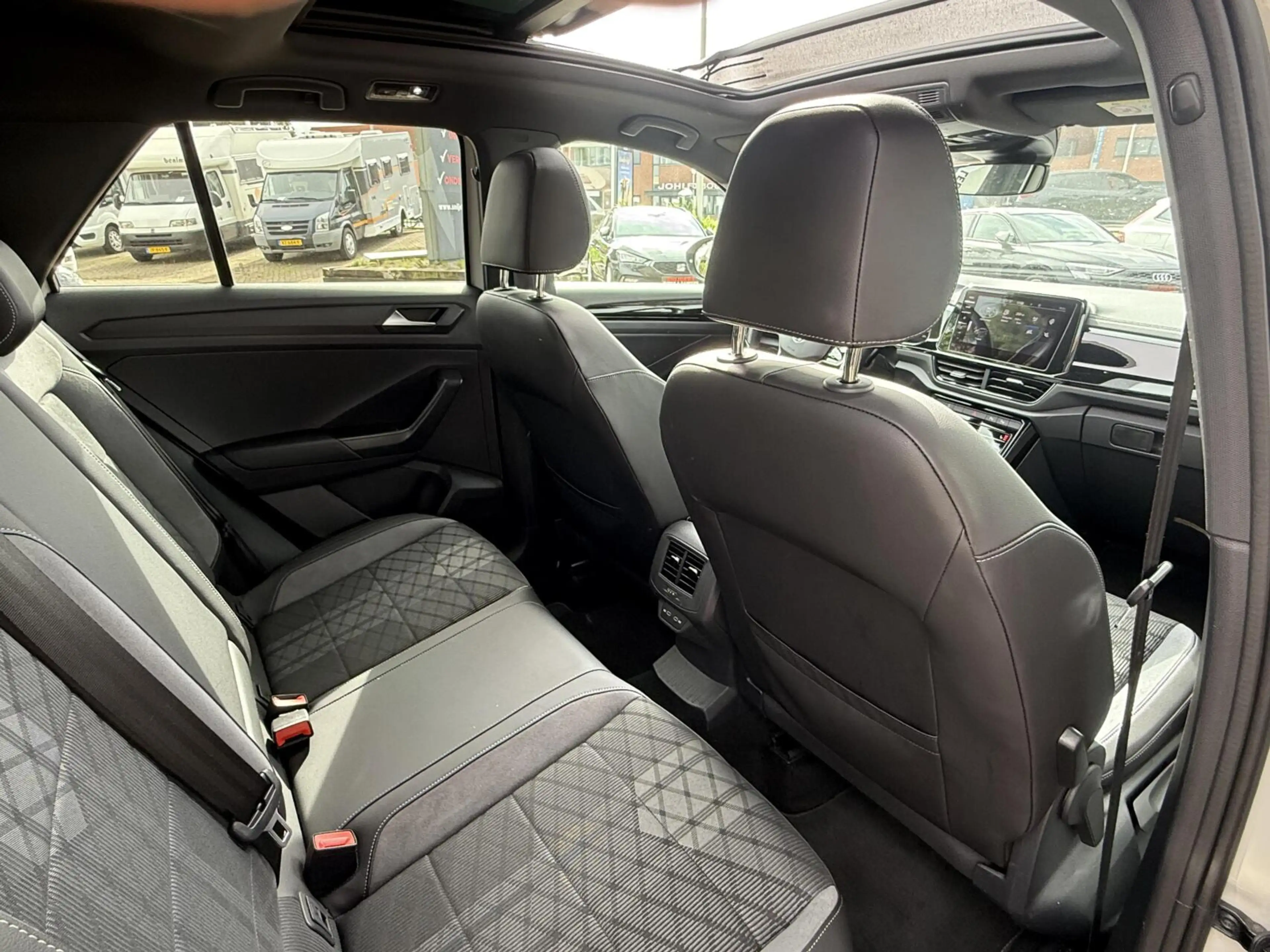 Volkswagen T-Roc 1.5 TSI R-Line panodak Beats audio — photo 7