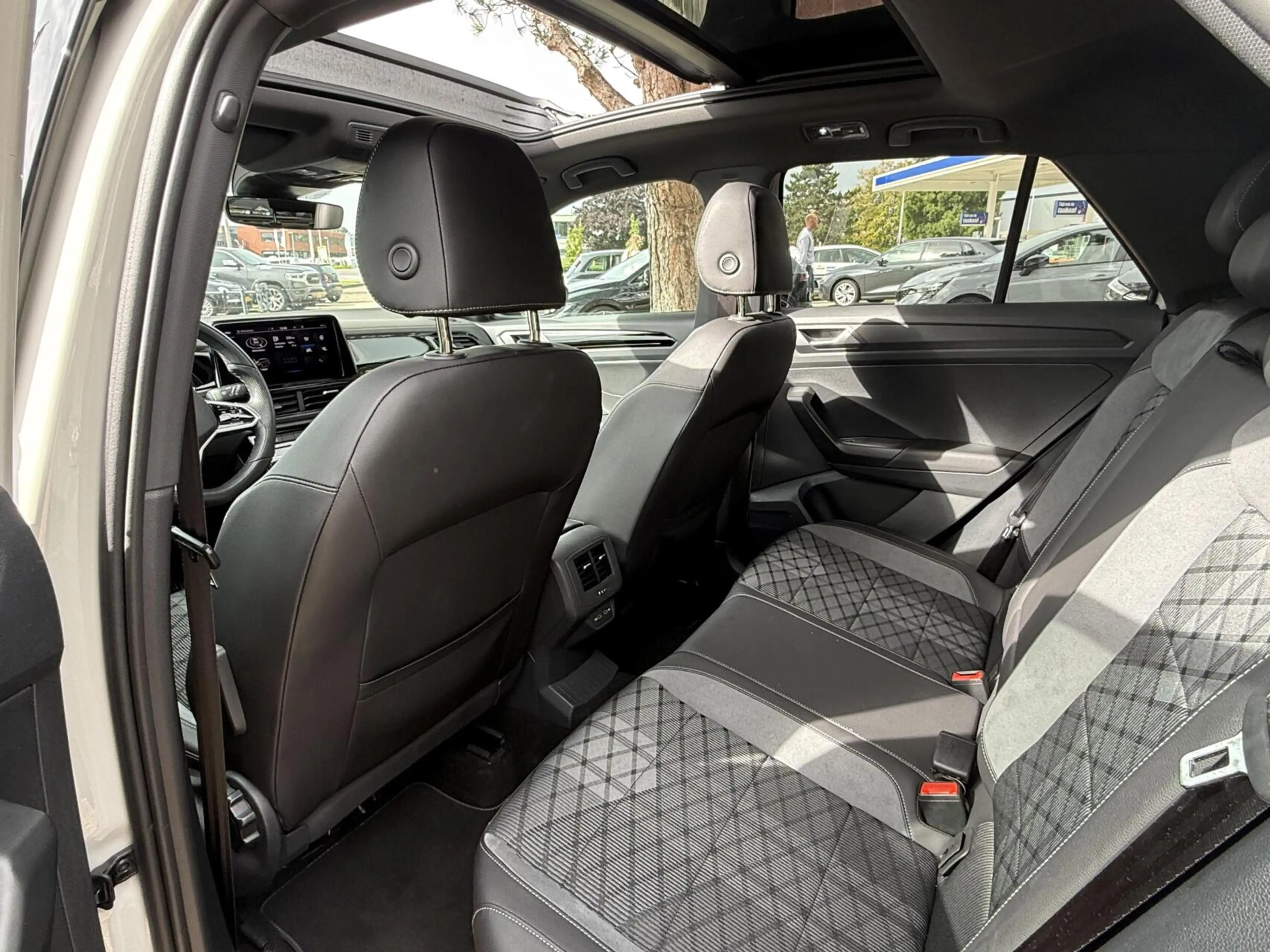 Volkswagen T-Roc 1.5 TSI R-Line panodak Beats audio — photo 6