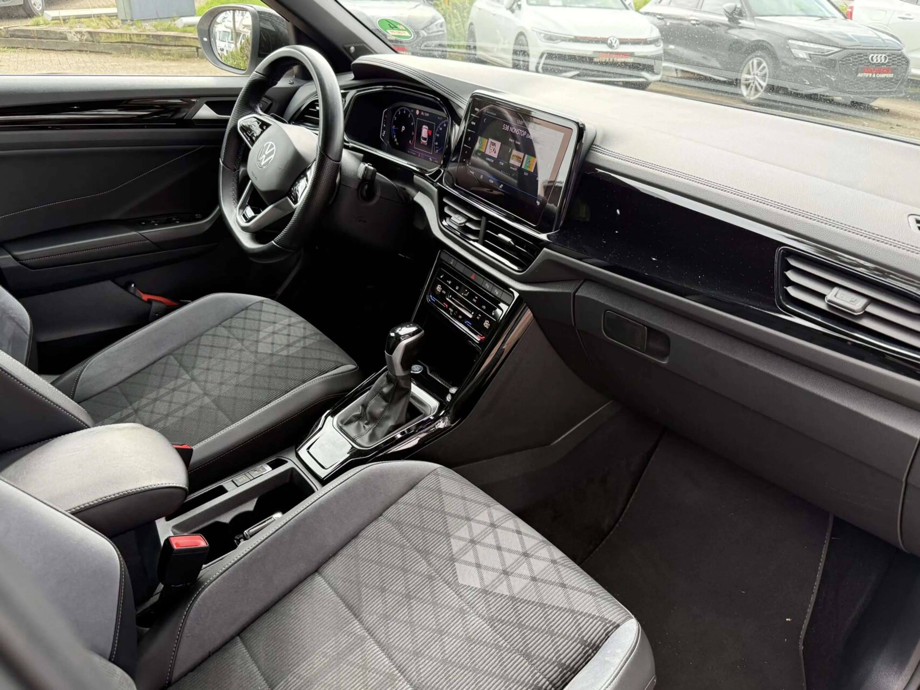 Volkswagen T-Roc 1.5 TSI R-Line panodak Beats audio — photo 8