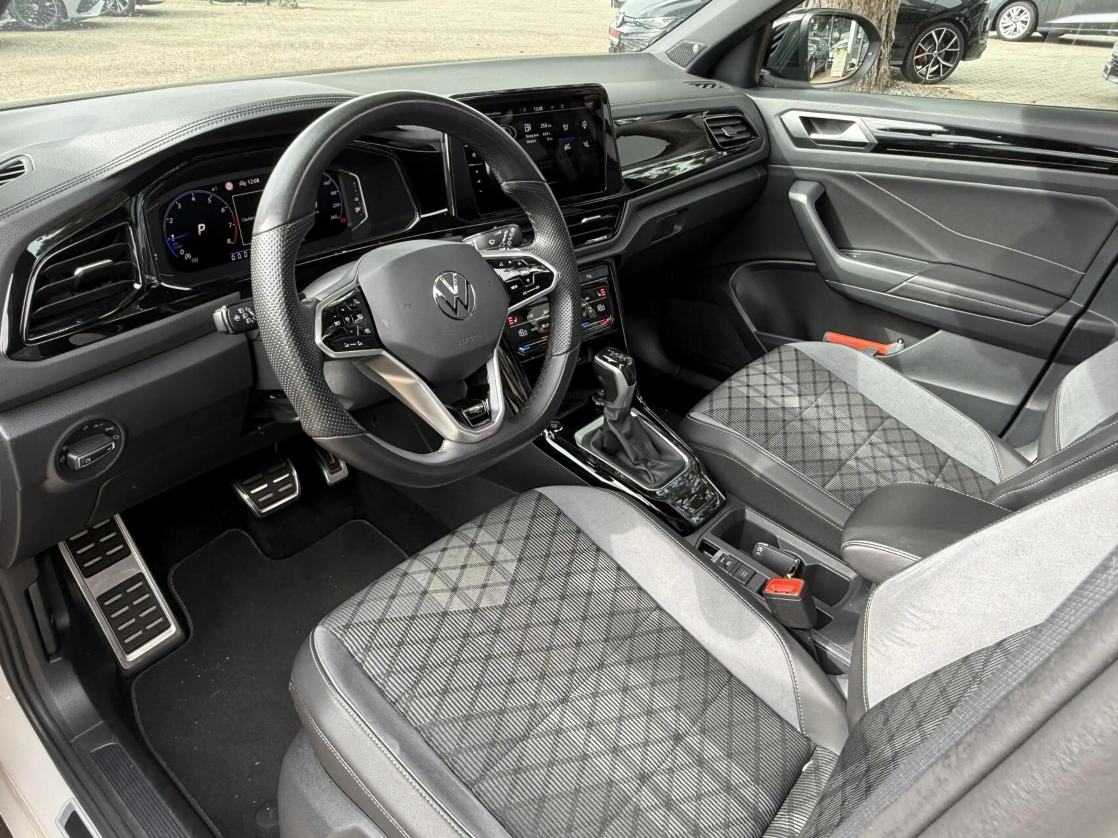 Volkswagen T-Roc 1.5 TSI R-Line panodak Beats audio — photo 5