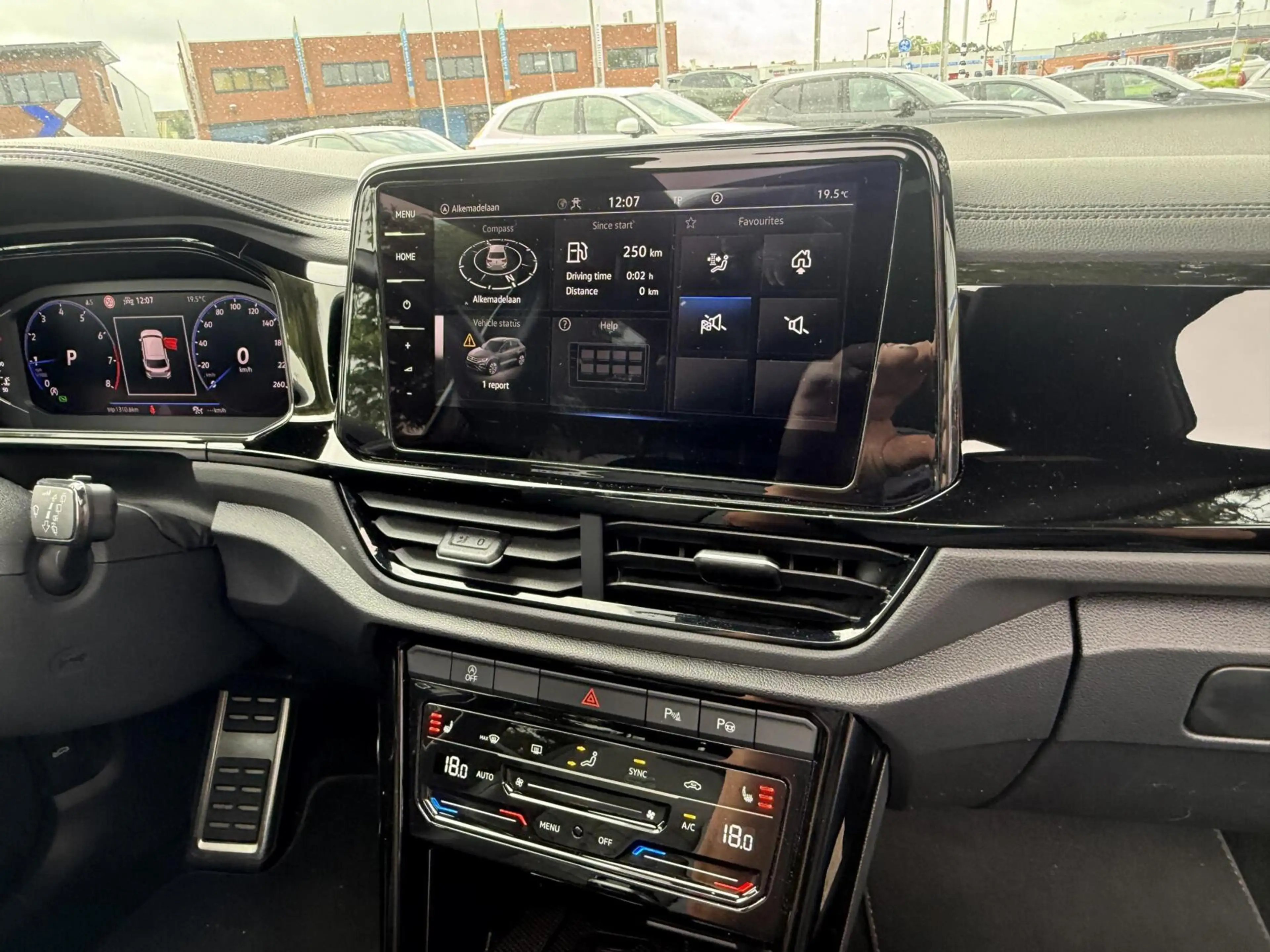 Volkswagen T-Roc 1.5 TSI R-Line panodak Beats audio — photo 12