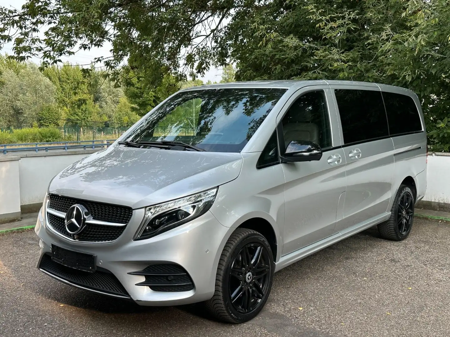 Mercedes-Benz V 300 d 4M Lang  AVANTGARDE EDITION  *AMG-Line* Argintiu - 1