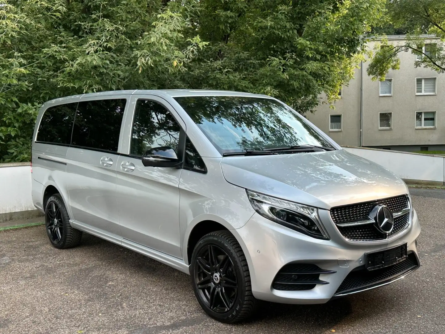 Mercedes-Benz V 300 d 4M Lang  AVANTGARDE EDITION  *AMG-Line* Argintiu - 2