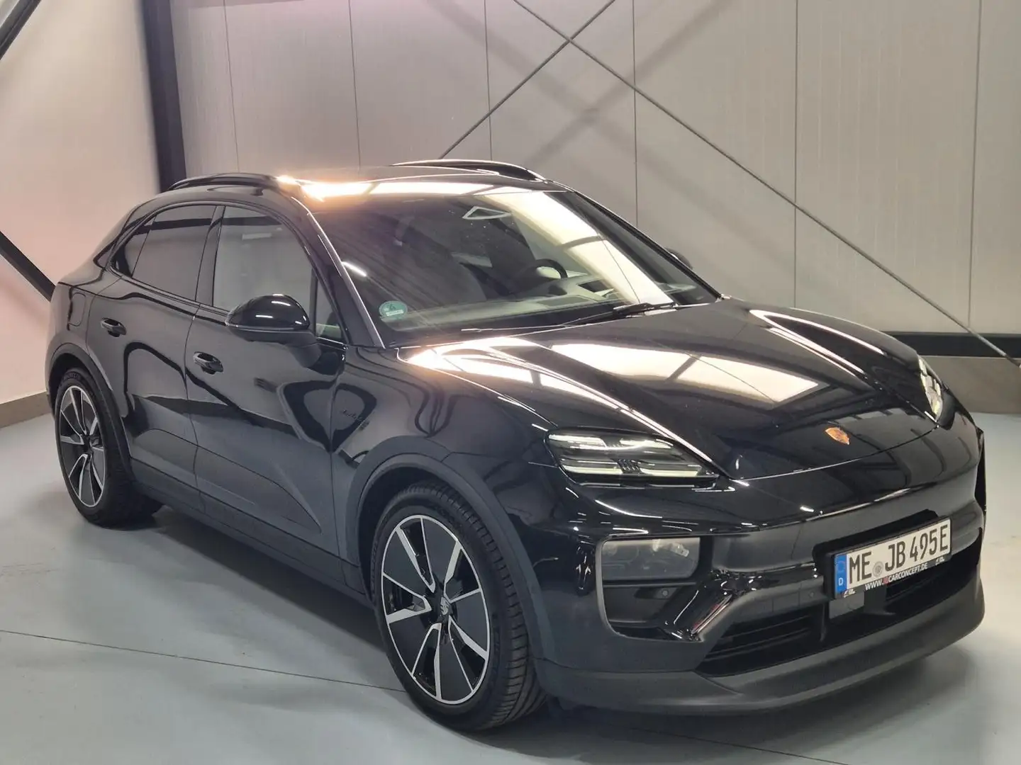 Porsche Macan 4 Electric Schwarz - 1