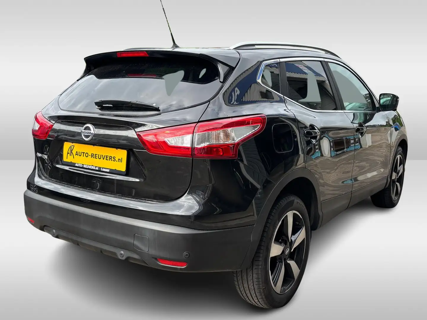 Nissan Qashqai 1.6 N-Connecta 164pk / Panorama / Navi / Camera / Zwart - 2