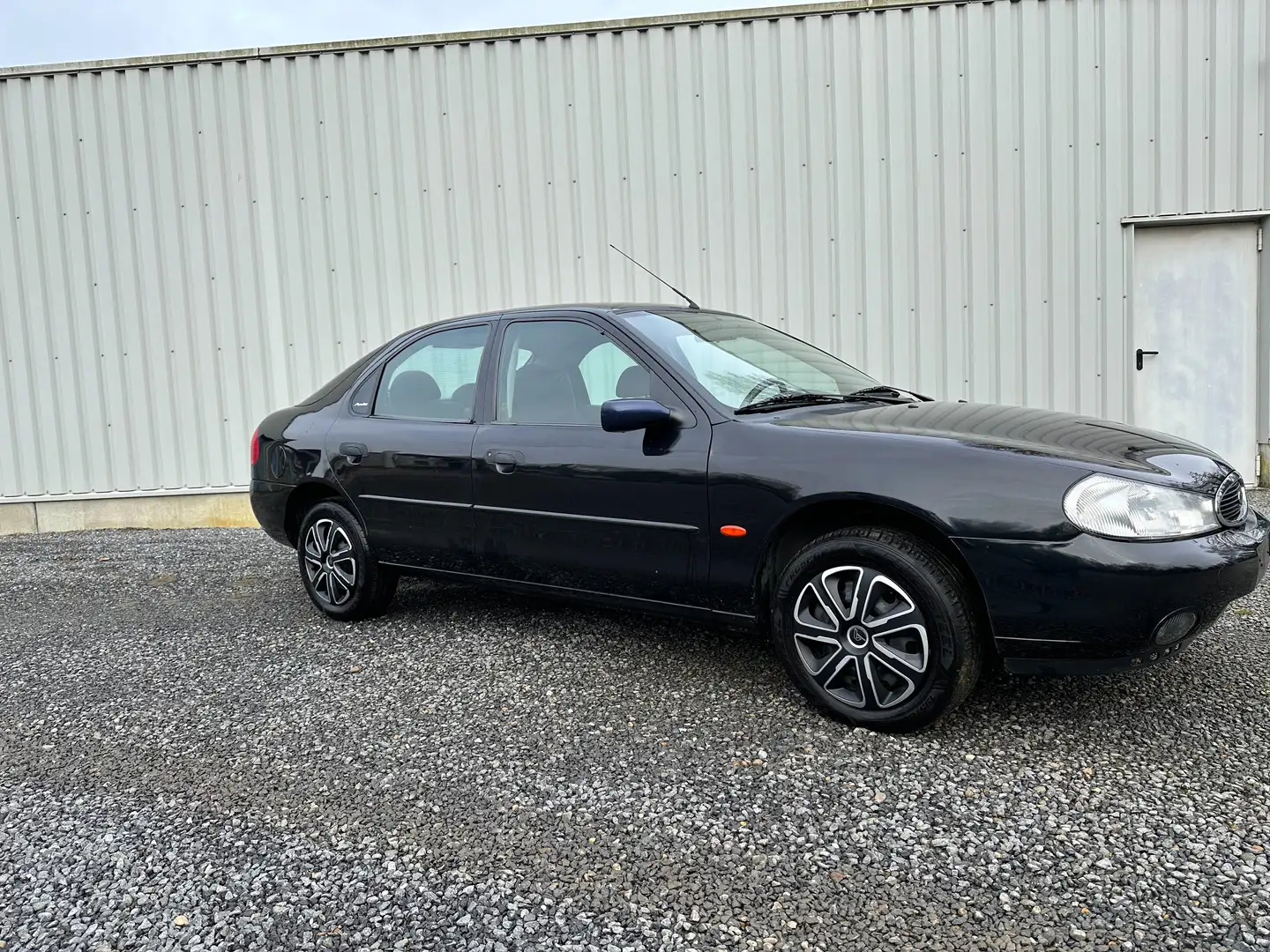 Ford Mondeo 2.0i benzine AUTOMAAT met keuring en Car-Pass Černá - 2