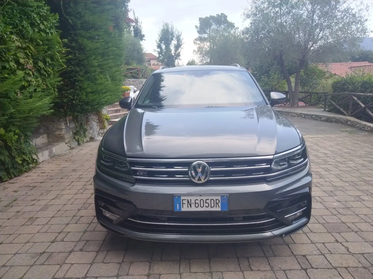 Volkswagen Tiguan 2.0 BiTDI 240cv Executive R-Line 4motion DSG Gris - 1