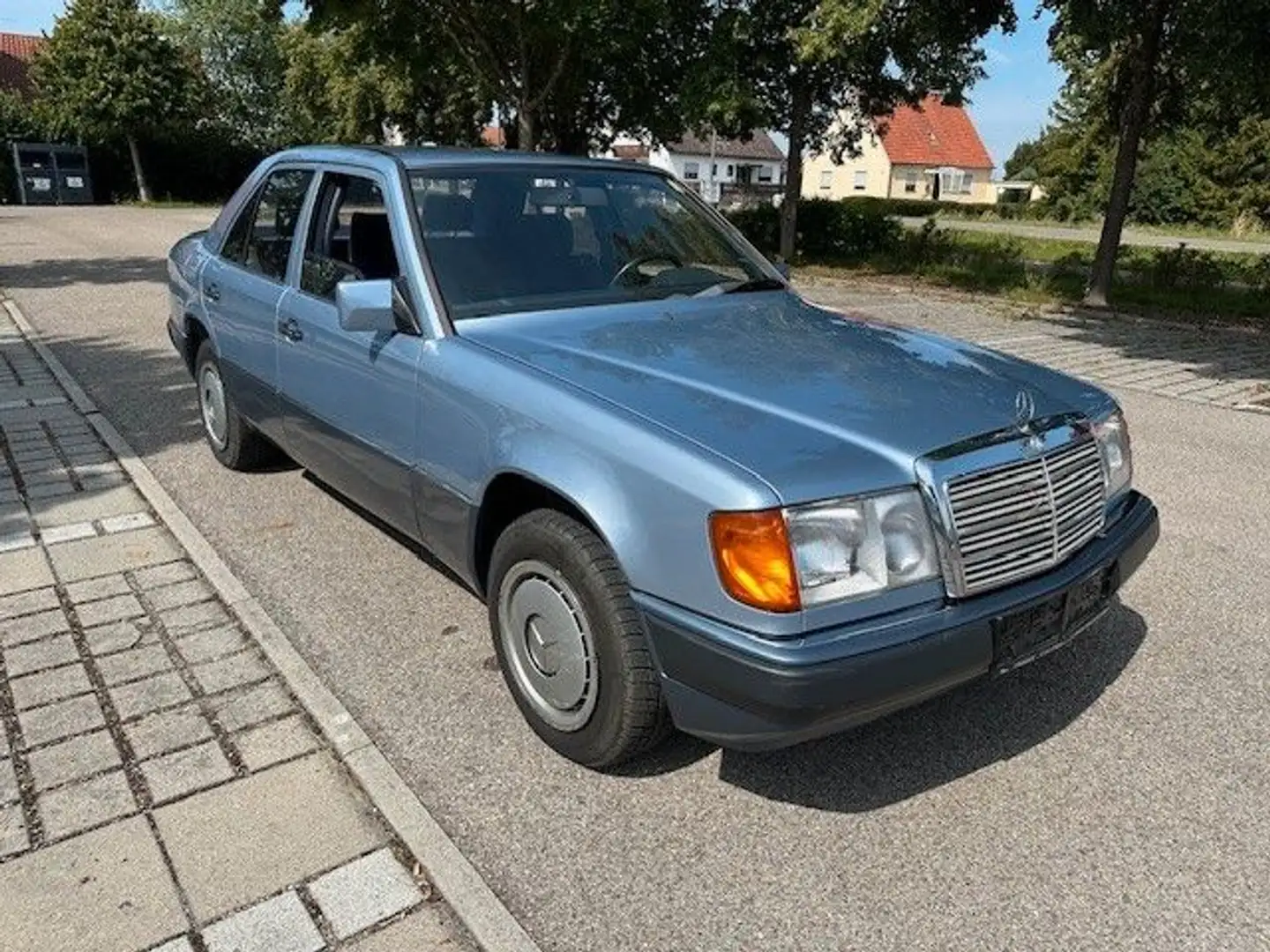 Mercedes-Benz E 300 4 Matic - 124 Bleu - 1