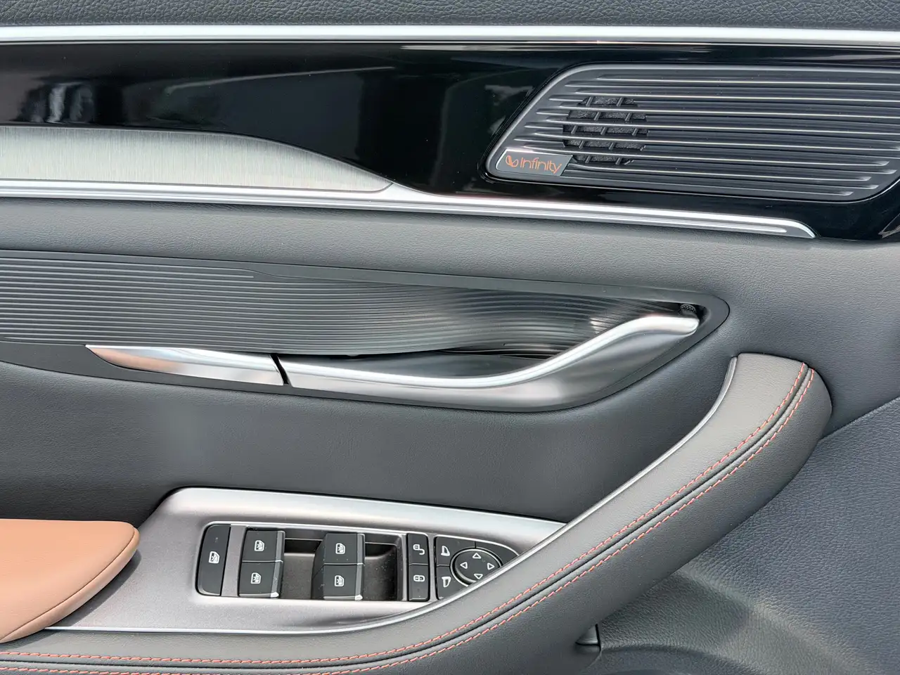 BYD Seal U DM-i Design AWD 324 pk Panorama, Head-Up Display, 360 Camera, Infinity Sound, миниатюра 24