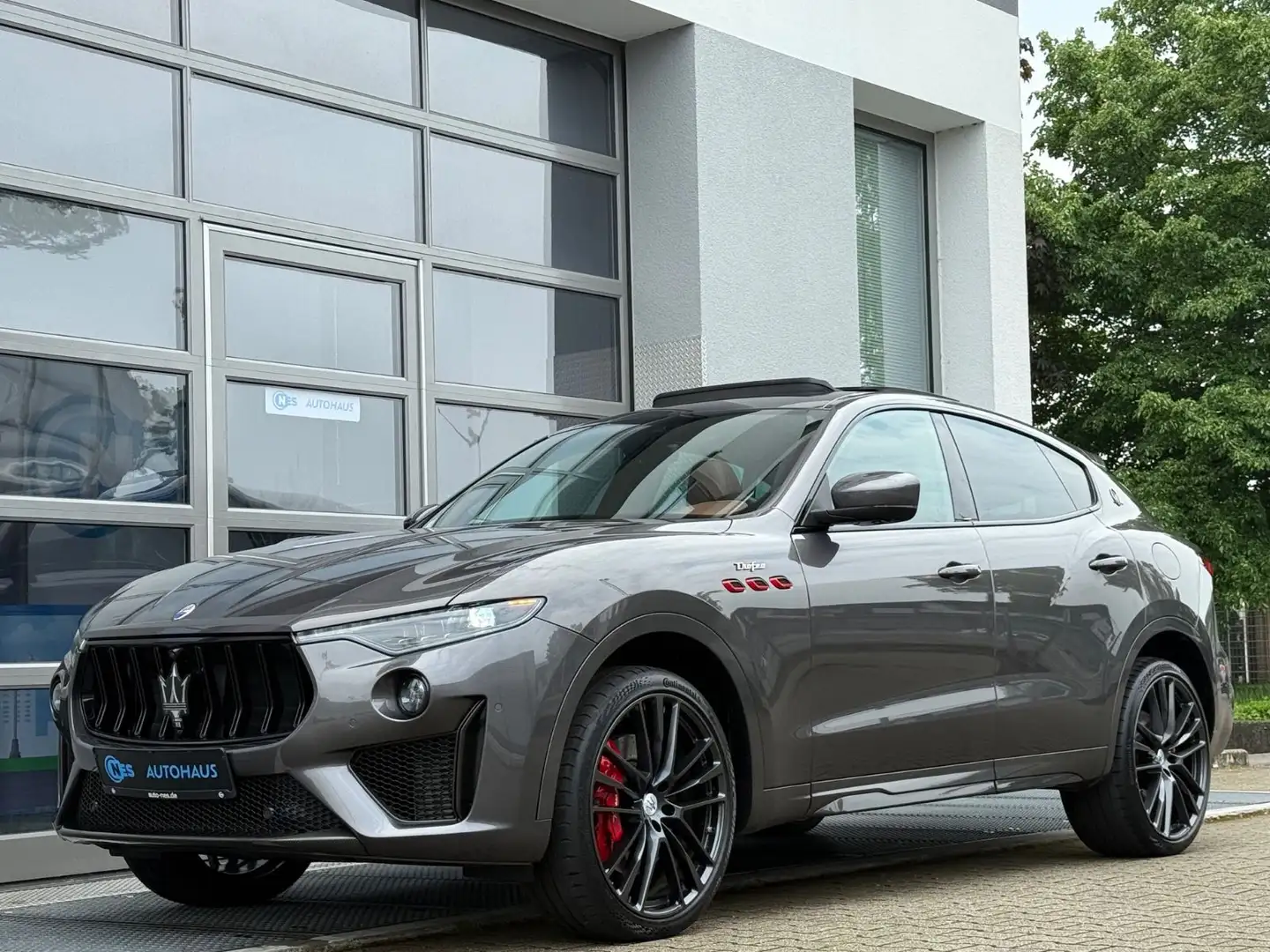 Maserati Levante LEVANTE TROFEO V8*PANO*360*B&W*SOFT*BELÜFTUNG*22 Gris - 1