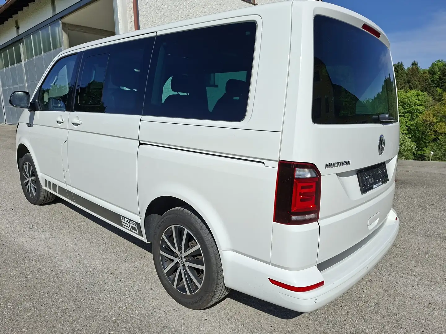 Volkswagen T6 Multivan Edition 30 2,0 TDI DSG mit Highline Sitze - 2