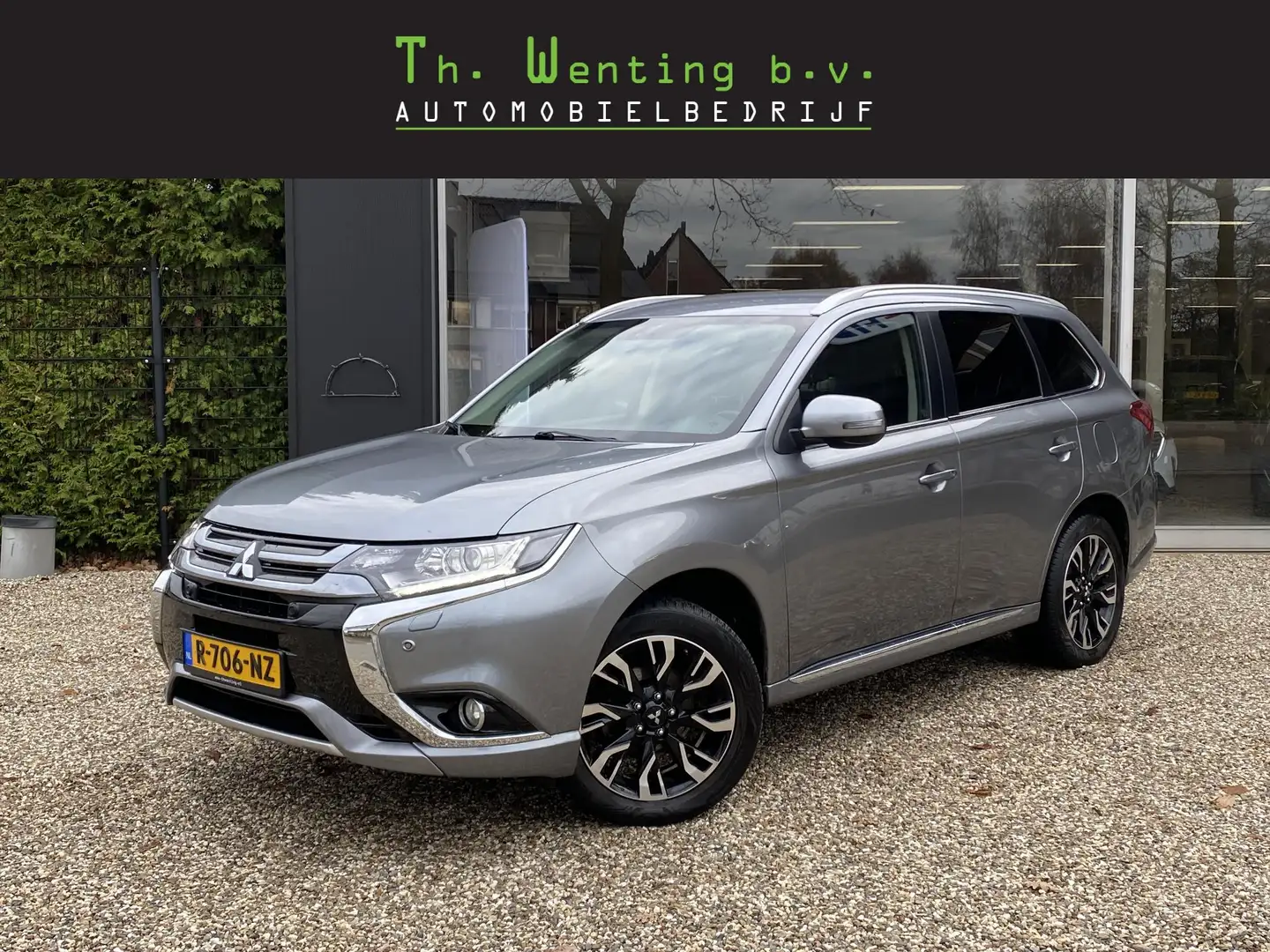 Mitsubishi Outlander 2.0 PHEV Executive Edition | Stoelverwarming | Ach Grau - 1