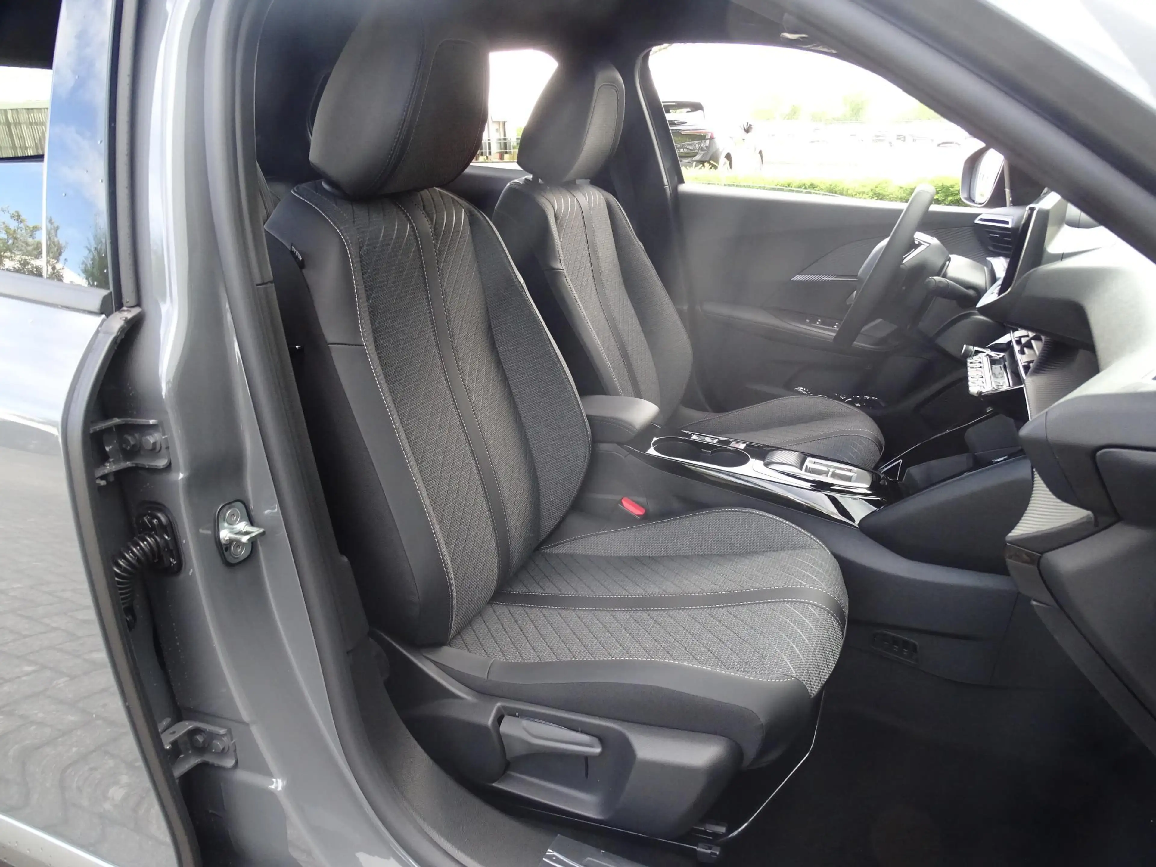 Peugeot e-2008 e-2008 115kW Allure VERWACHT — photo 13