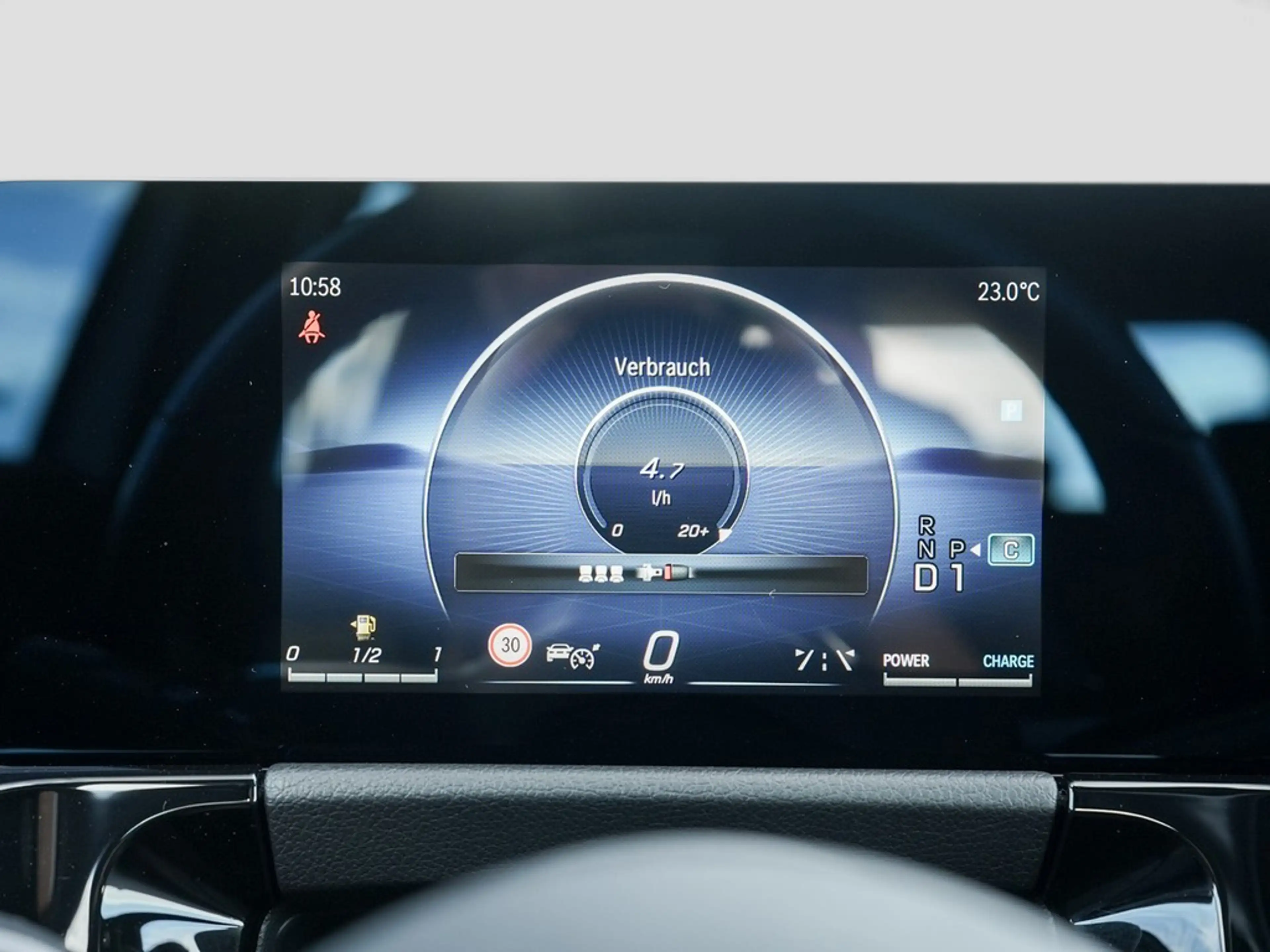 Mercedes-Benz GLA 200 Desingpaket Advanced *LED*AHK*Navi*Kamera*Kessy... — photo 14