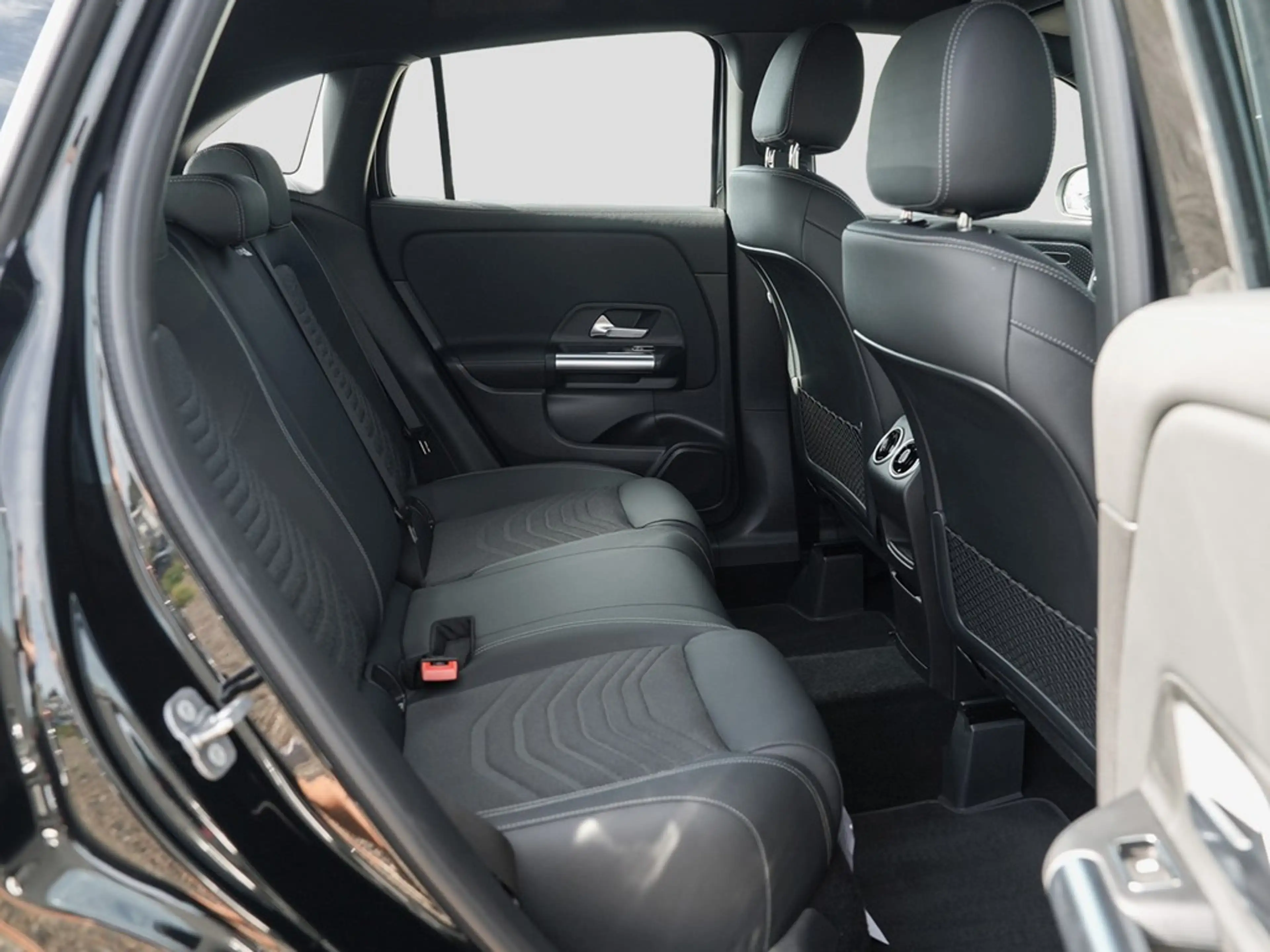 Mercedes-Benz GLA 200 Desingpaket Advanced *LED*AHK*Navi*Kamera*Kessy... — photo 10