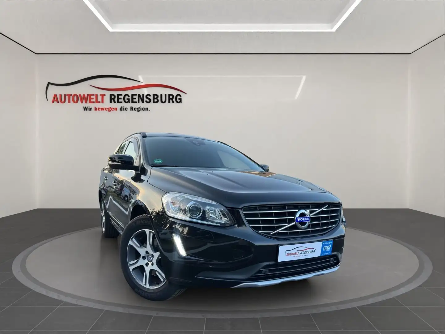Volvo XC60 D4 2.4 Momentum AWD XEN NAVI MEMORY RFK AHK Schwarz - 1