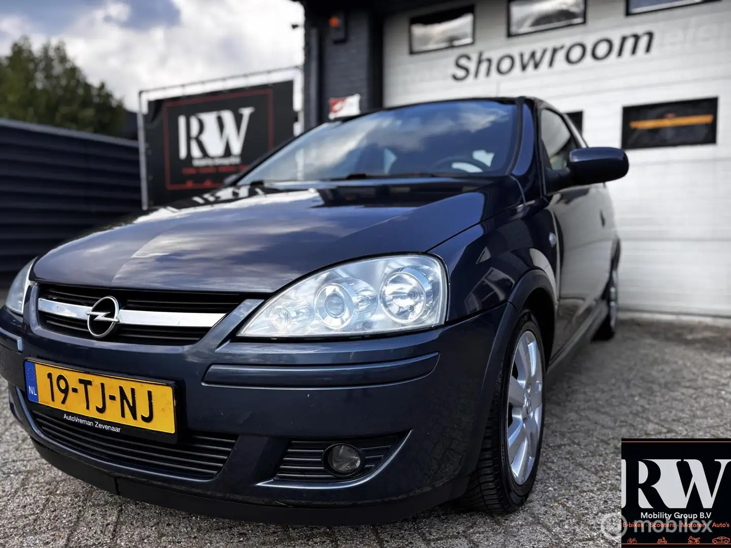 Opel Corsa 1.2-16V Essentia *AIRCO*NIEUWE APK* Grijs - 1