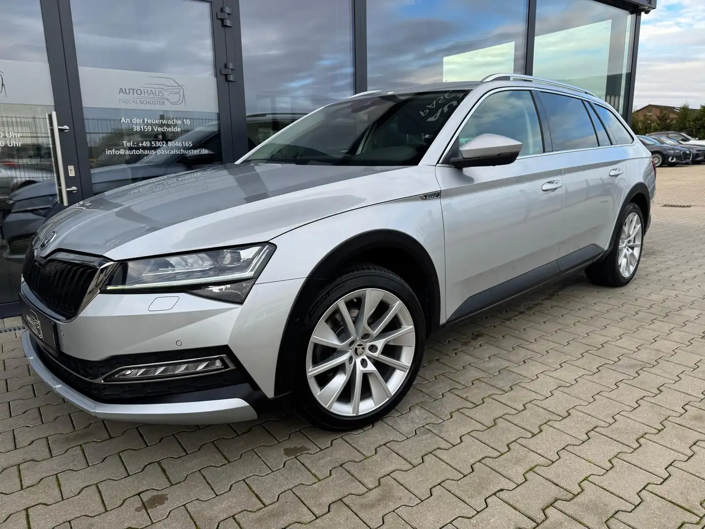 Skoda Superb Scout 4x4 2.0 TDI/DSG/ACC/AHK/LED/KAMERA/ Plateado - 2