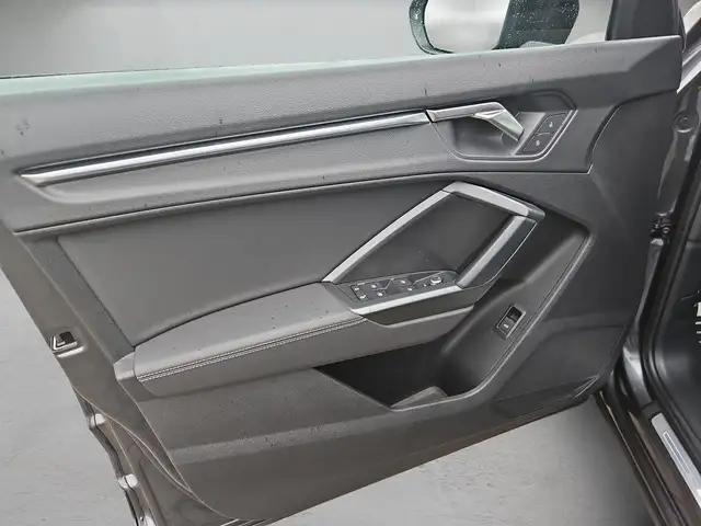 Audi Q3 view 6