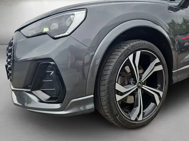 Audi Q3 view 4