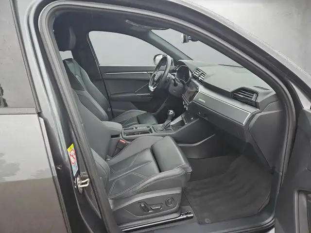 Audi Q3 view 13