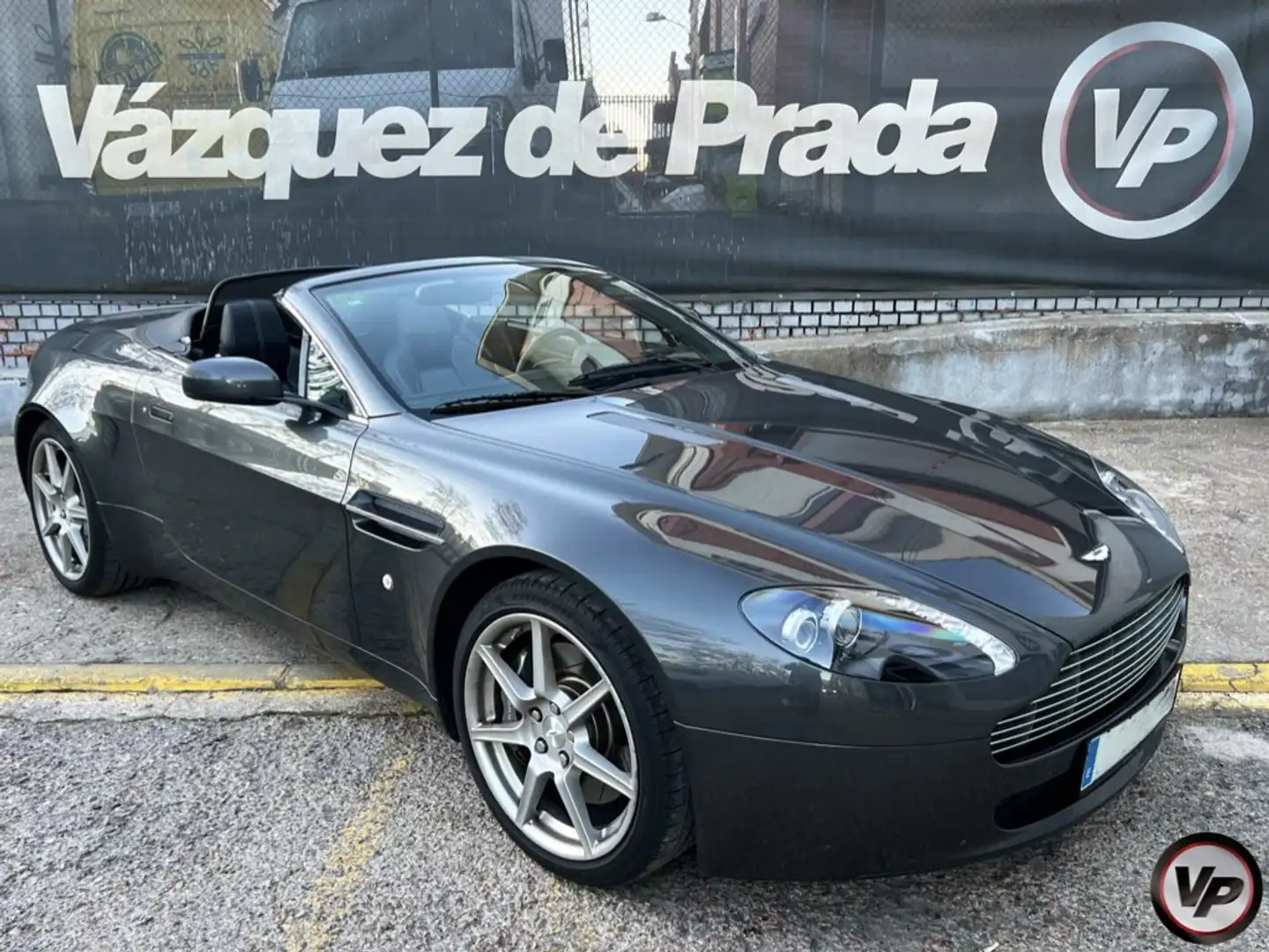 Aston Martin Vantage Roadster Grau - 1