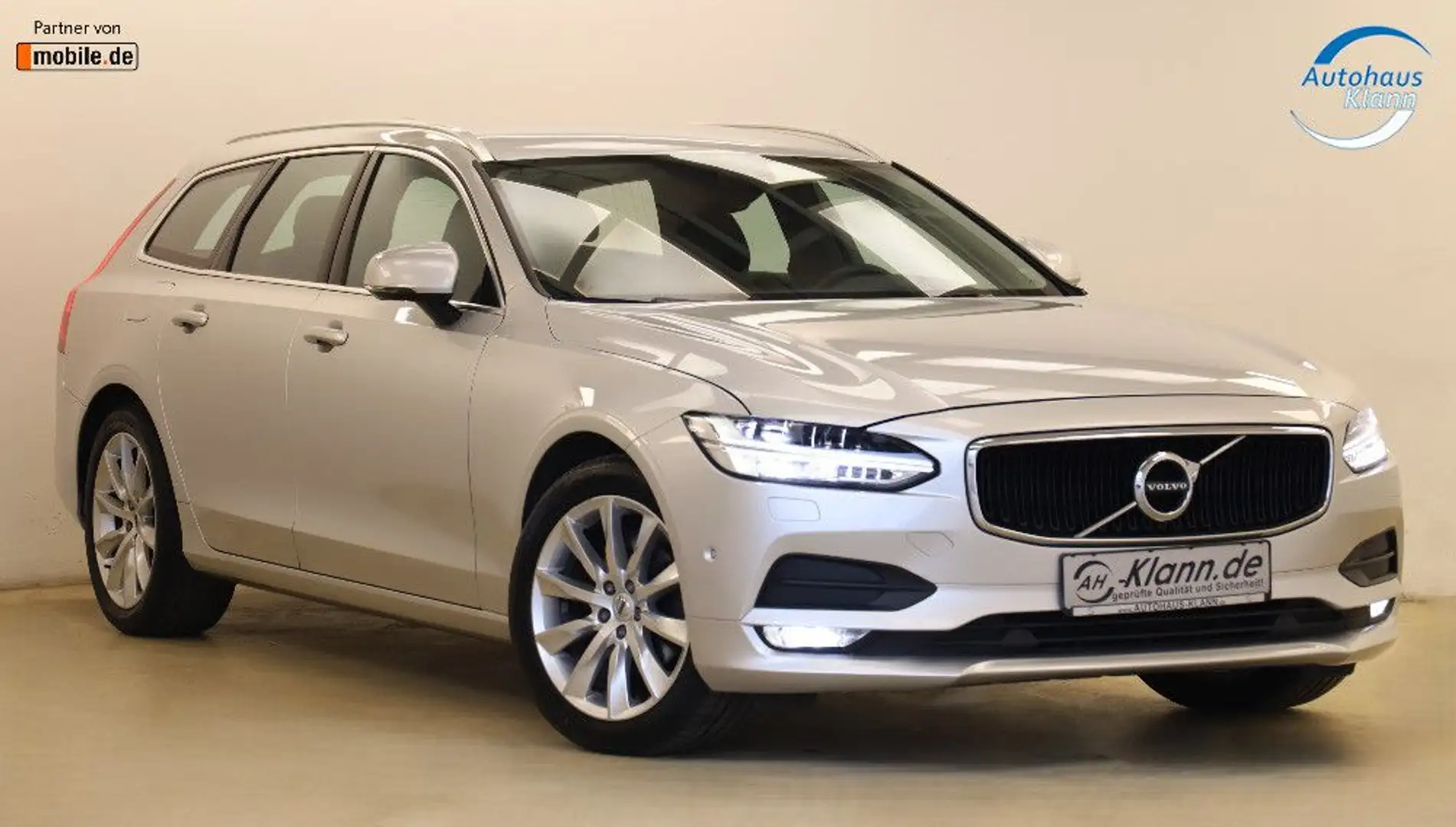 Volvo V90 2.0 D4 190PS Kombi Momentum AHK ACC Stříbrná - 1