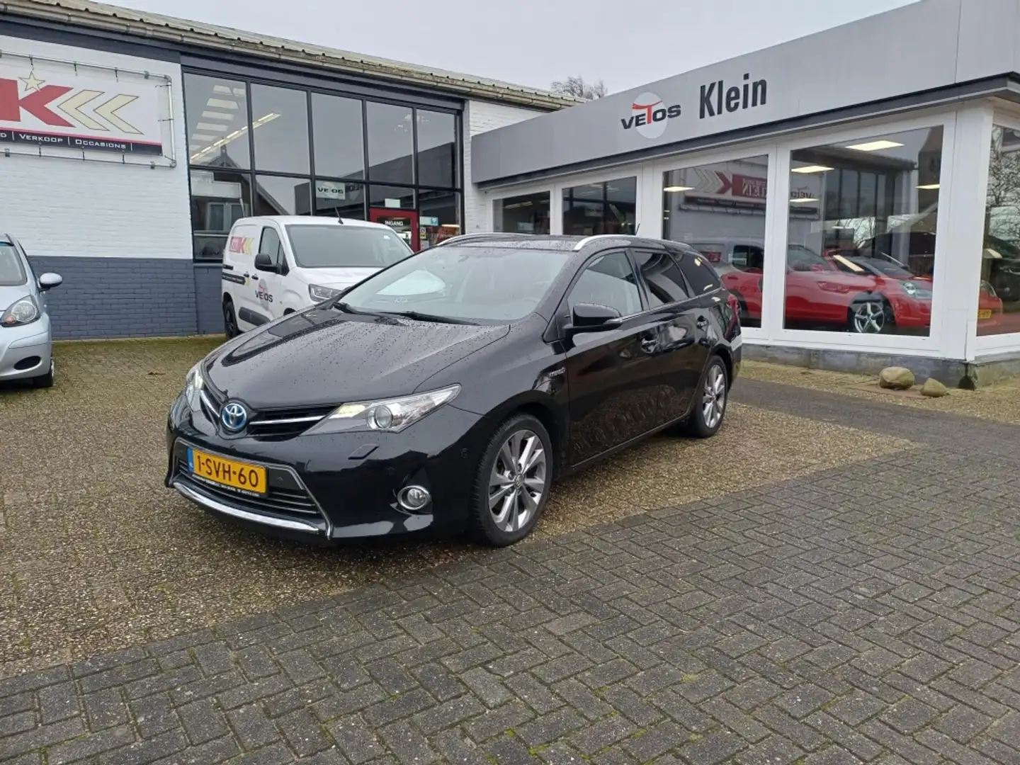 Toyota Auris Touring Sports 1.8 Hybr. Lease Pro Zwart - 1