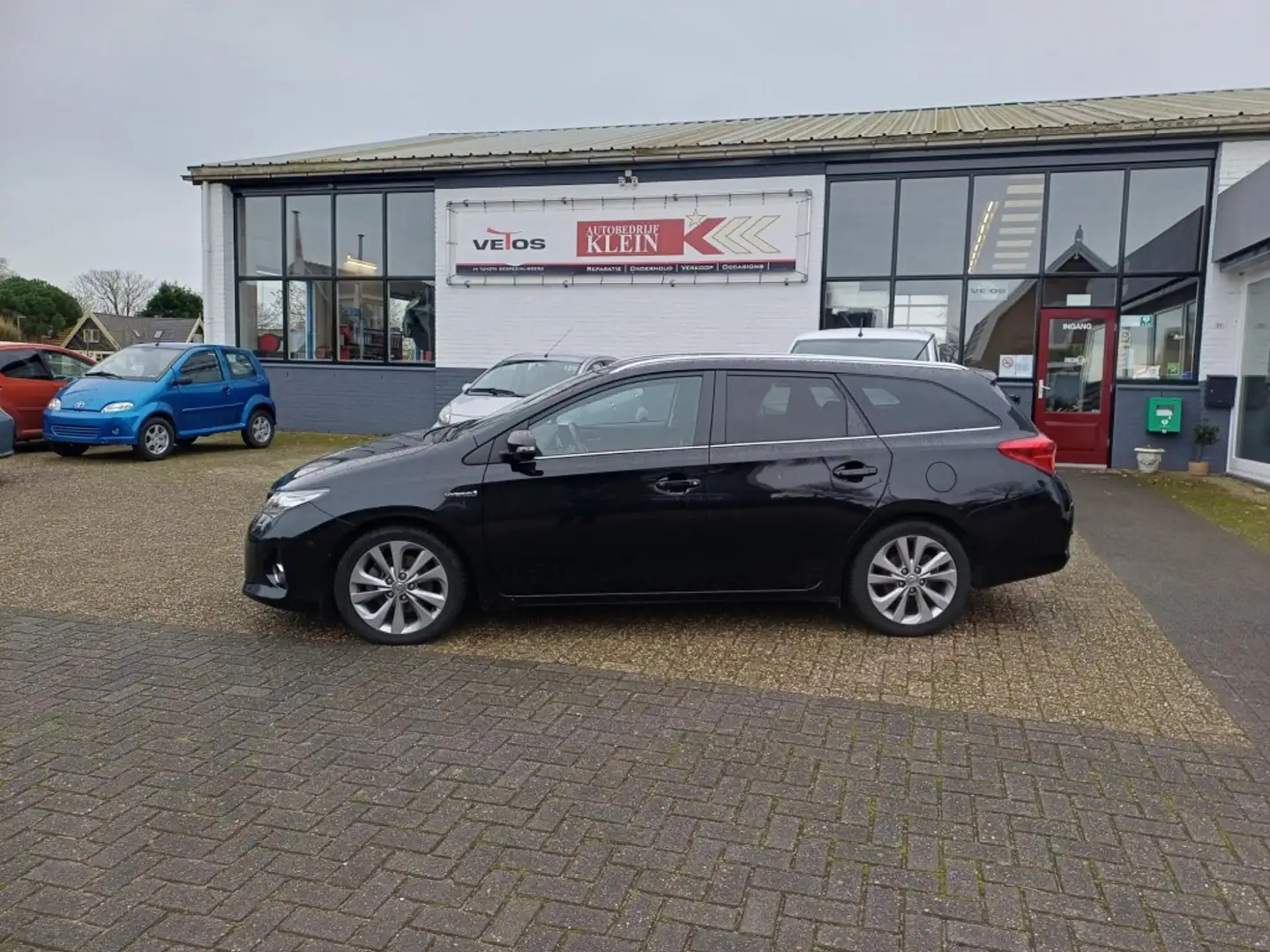 Toyota Auris Touring Sports 1.8 Hybr. Lease Pro Zwart - 2