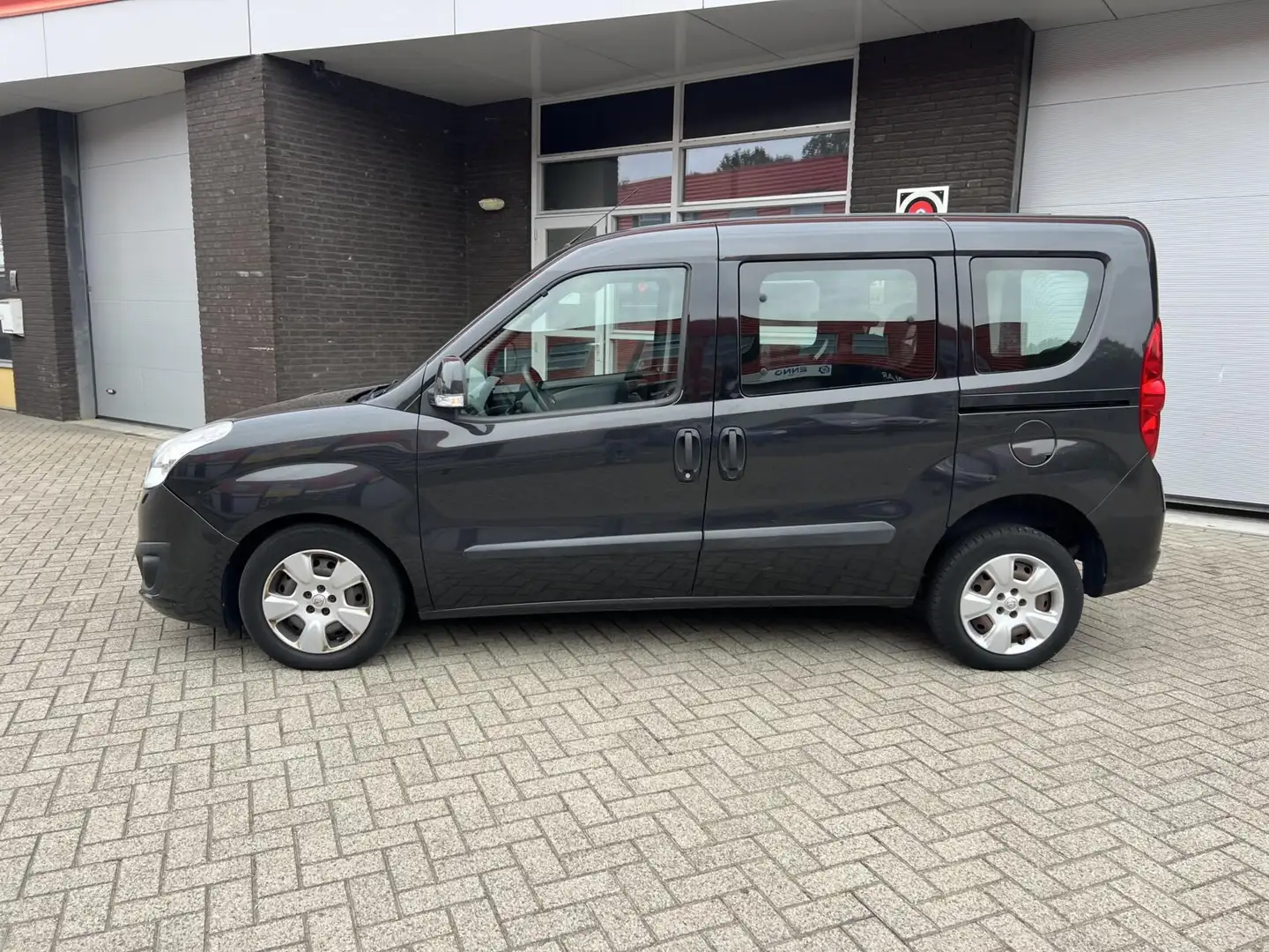 Opel Combo Tour 1.6 CDTI L1H1 Edition Schwarz - 2