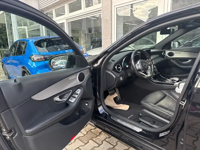 Mercedes-Benz 220 view 4