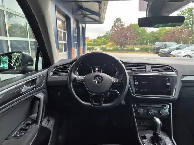 Volkswagen Tiguan view 3