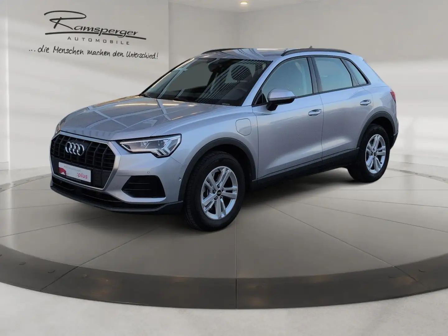 Audi Q3 45 TFSI e S tronic LED SHZ Kamera keyless Silber - 2
